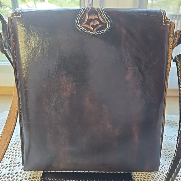 Hand Tooled Leather Crossbody With Shell Face Engraved in Front of Bag. Brown le - Picture 4 of 16